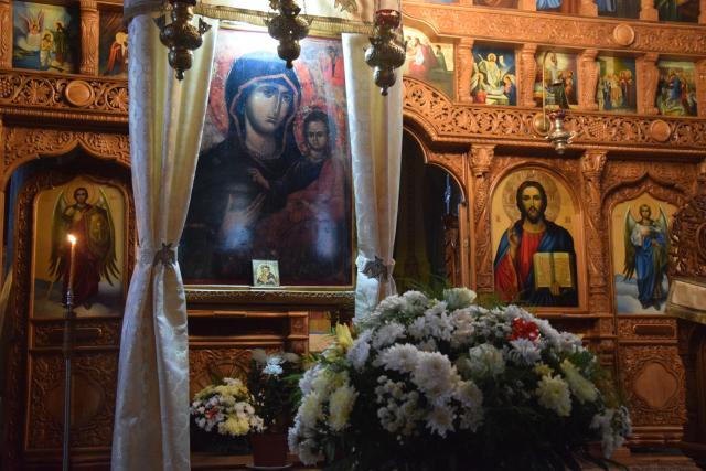 Hram la Mănăstirea Peștera: „Dumnezeu a început lucrarea Sa de mântuire încă de la aducerea la templu a Maicii Domnului”