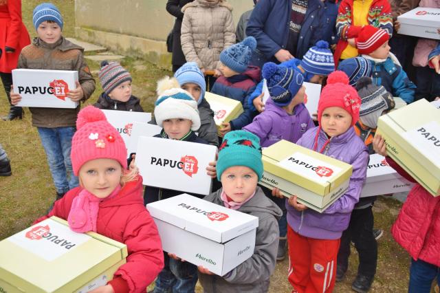 Proiectele Colegiului „Sfântul Nicolae” în Piscu Rusului: renovarea școlii și încălțăminte de iarnă pentru 43 de copii