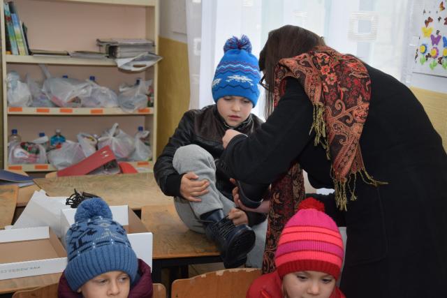 Proiectele Colegiului „Sfântul Nicolae” în Piscu Rusului: renovarea școlii și încălțăminte de iarnă pentru 43 de copii