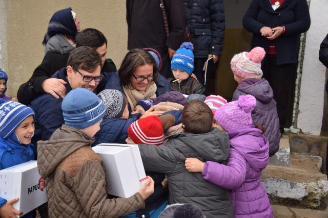 Proiectele Colegiului „Sfântul Nicolae” în Piscu Rusului: renovarea școlii și încălțăminte de iarnă pentru 43 de copii