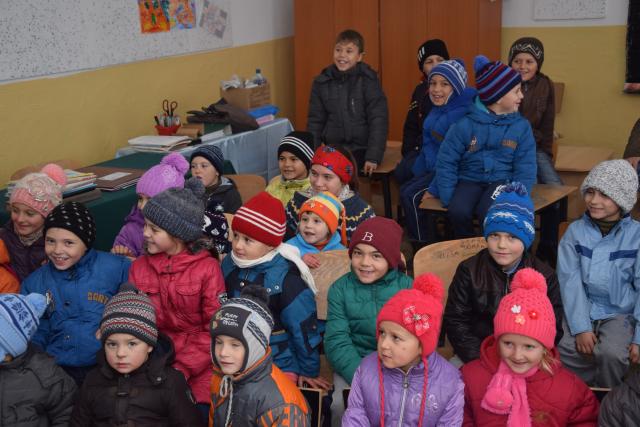 Proiectele Colegiului „Sfântul Nicolae” în Piscu Rusului: renovarea școlii și încălțăminte de iarnă pentru 43 de copii