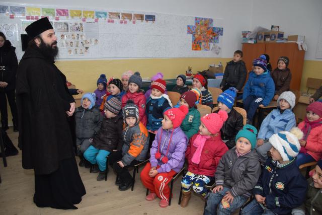 Proiectele Colegiului „Sfântul Nicolae” în Piscu Rusului: renovarea școlii și încălțăminte de iarnă pentru 43 de copii