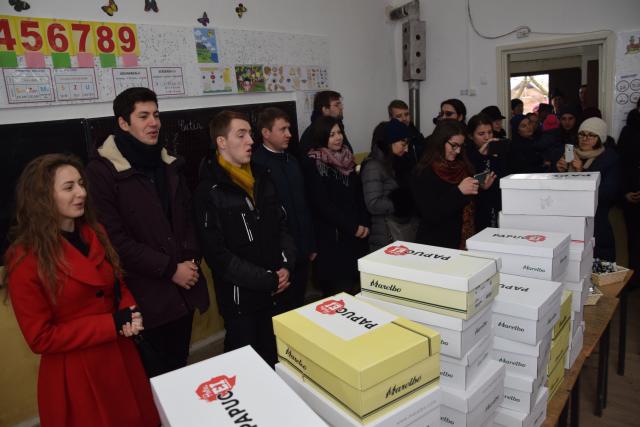 Proiectele Colegiului „Sfântul Nicolae” în Piscu Rusului: renovarea școlii și încălțăminte de iarnă pentru 43 de copii