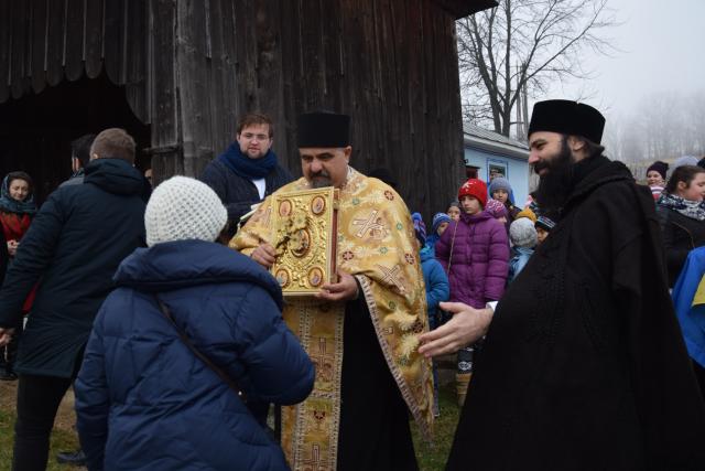 Proiectele Colegiului „Sfântul Nicolae” în Piscu Rusului: renovarea școlii și încălțăminte de iarnă pentru 43 de copii