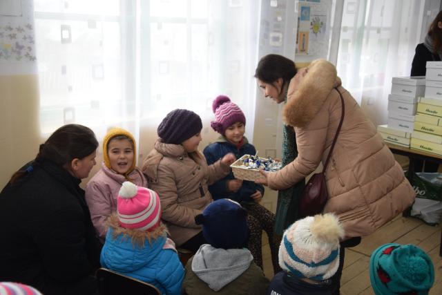 Proiectele Colegiului „Sfântul Nicolae” în Piscu Rusului: renovarea școlii și încălțăminte de iarnă pentru 43 de copii