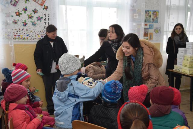Proiectele Colegiului „Sfântul Nicolae” în Piscu Rusului: renovarea școlii și încălțăminte de iarnă pentru 43 de copii