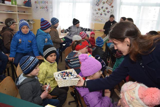 Proiectele Colegiului „Sfântul Nicolae” în Piscu Rusului: renovarea școlii și încălțăminte de iarnă pentru 43 de copii