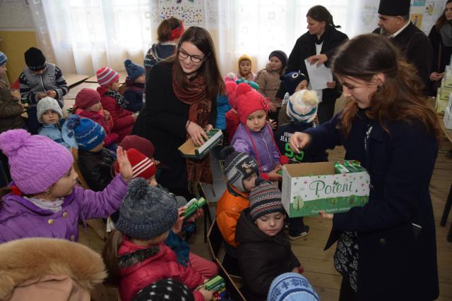 Proiectele Colegiului „Sfântul Nicolae” în Piscu Rusului: renovarea școlii și încălțăminte de iarnă pentru 43 de copii