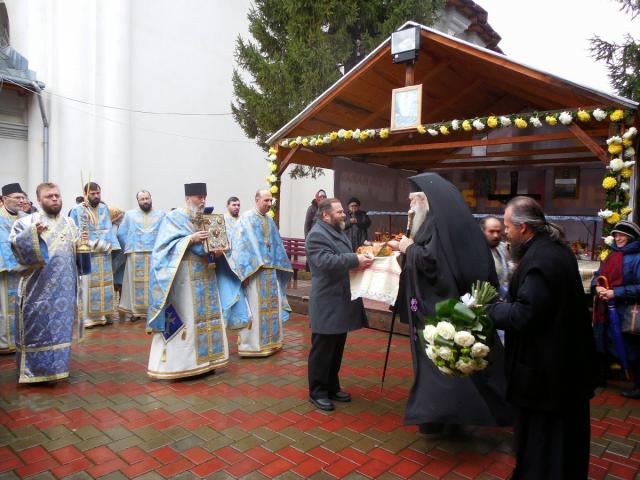 Prezenţă arhierească la hramul Bisericii Vovidenia din Botoşani