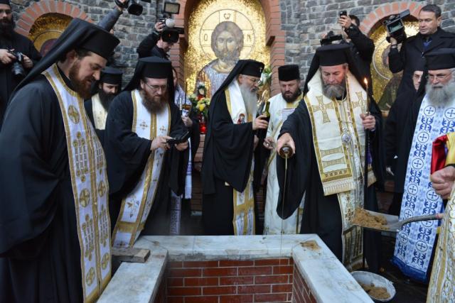 Î.P.S. Justinian Chira a fost înmormântat la Mănăstirea Rohia