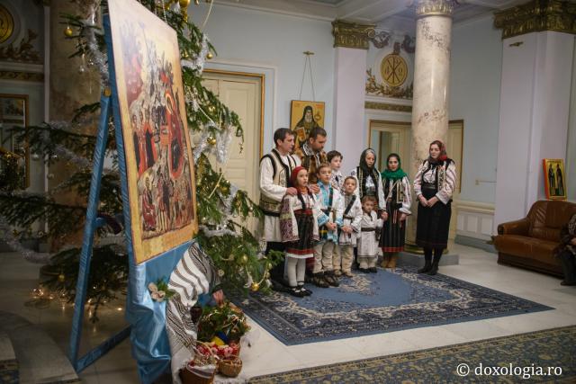 Colindători la Reședința Mitropolitană - Grup de colindători din Urecheni și București