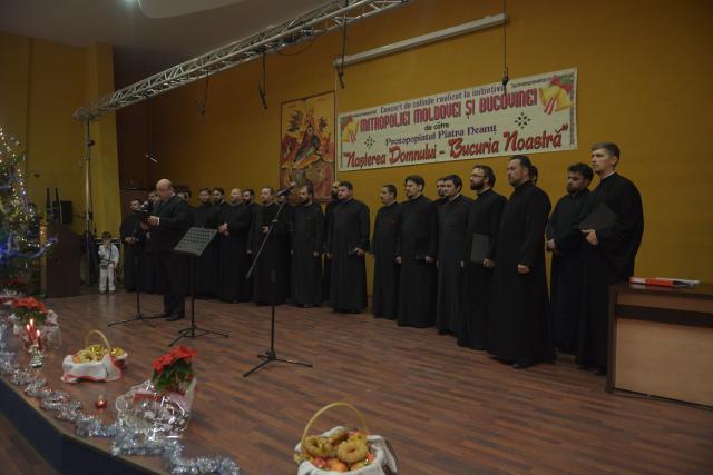 Concert de colinde la Piatra Neamț: „Putem să-L descoperim pe Hristos inclusiv prin intermediul colindelor”