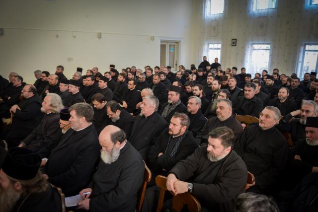 Conferință preoțească la Botoșani: „Dumnezeu să ne dăruiască putere să sesizăm darurile Sfântului Duh“