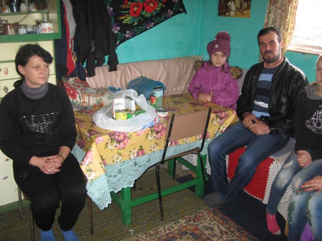 Daruri de Crăciun pentru persoanele nevoiaşe din Buruieneşti