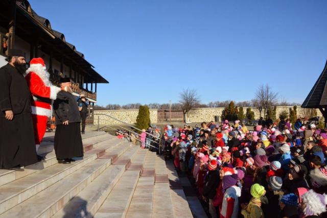 Moş Crăciun a adus la Hadâmbu daruri pentru 1.000 de copii