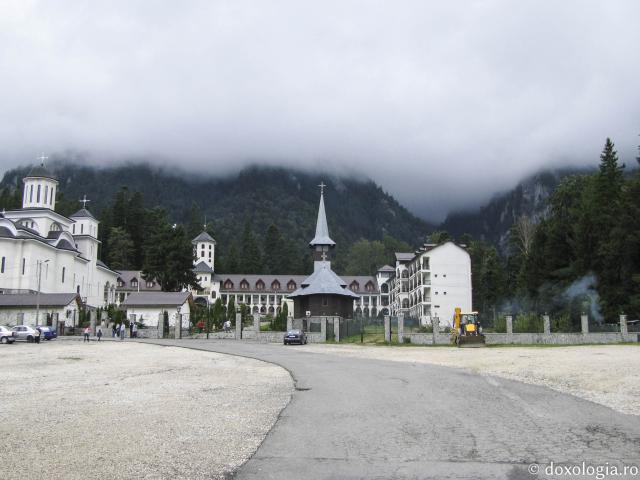 Mănăstirea Caraiman (galerie FOTO)