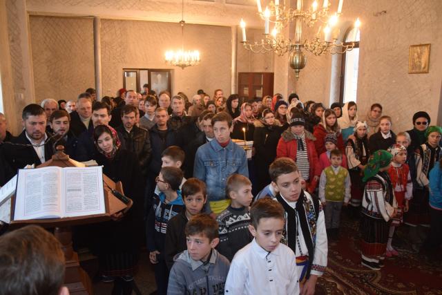 Sfântul Ierarh Nicolae le-a adus daruri copiilor din Parohia Coştiugeni
