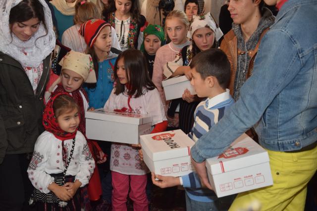 Sfântul Ierarh Nicolae le-a adus daruri copiilor din Parohia Coştiugeni