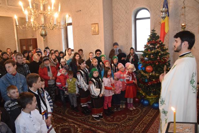 Sfântul Ierarh Nicolae le-a adus daruri copiilor din Parohia Coştiugeni