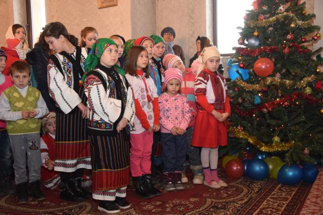 Sfântul Ierarh Nicolae le-a adus daruri copiilor din Parohia Coştiugeni