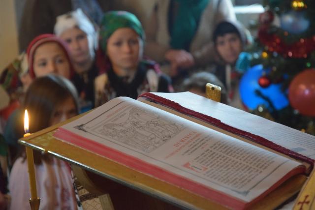 Sfântul Ierarh Nicolae le-a adus daruri copiilor din Parohia Coştiugeni