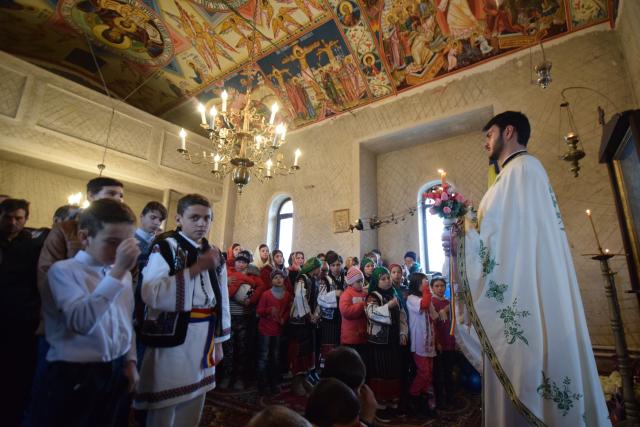 Sfântul Ierarh Nicolae le-a adus daruri copiilor din Parohia Coştiugeni