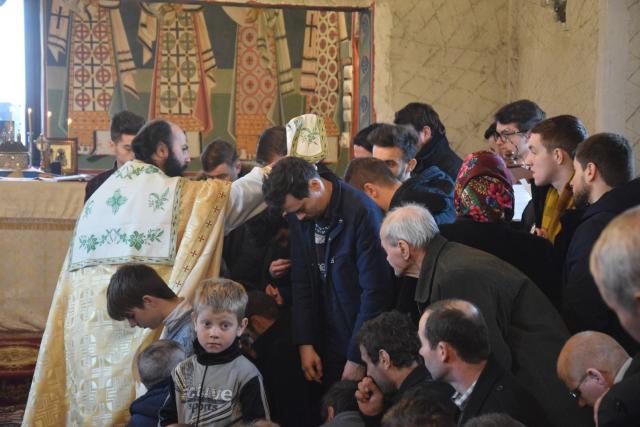 Sfântul Ierarh Nicolae le-a adus daruri copiilor din Parohia Coştiugeni