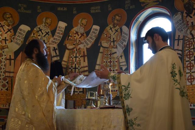 Sfântul Ierarh Nicolae le-a adus daruri copiilor din Parohia Coştiugeni