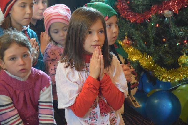 Sfântul Ierarh Nicolae le-a adus daruri copiilor din Parohia Coştiugeni