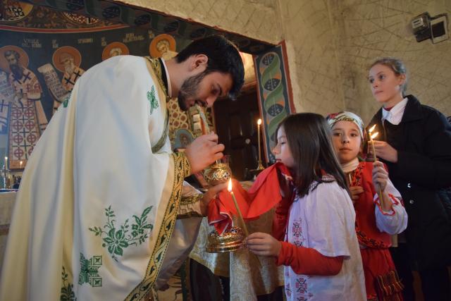 Sfântul Ierarh Nicolae le-a adus daruri copiilor din Parohia Coştiugeni