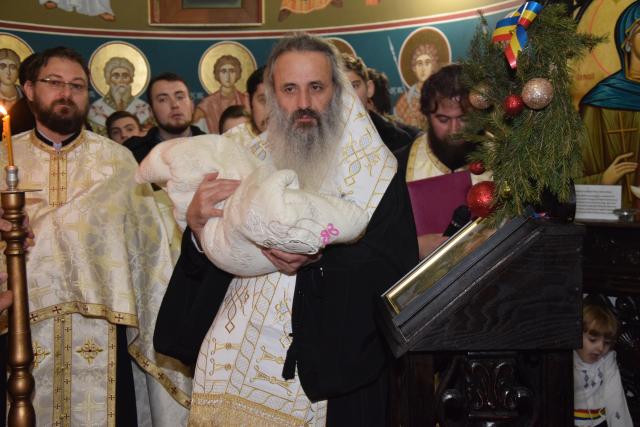 Slujba de încreştinare a pruncei Parascheva-Paisia, oficiată de IPS Părinte Mitropolit Teofan