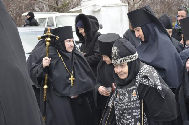 O părticică din moaștele Sfântului Paisie de la Neamț, dăruite Mănăstirii Poltava de IPS Părinte Mitropolit Teofan
