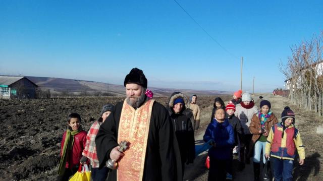 Casele enoriaşilor din Rediu, sfinţite în prezenţa copiilor