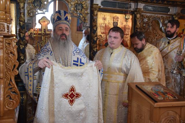 Liturghie arhierească şi sfinţire de casă socială în filia Lunca Moldovei a Parohiei Zvoroneşti