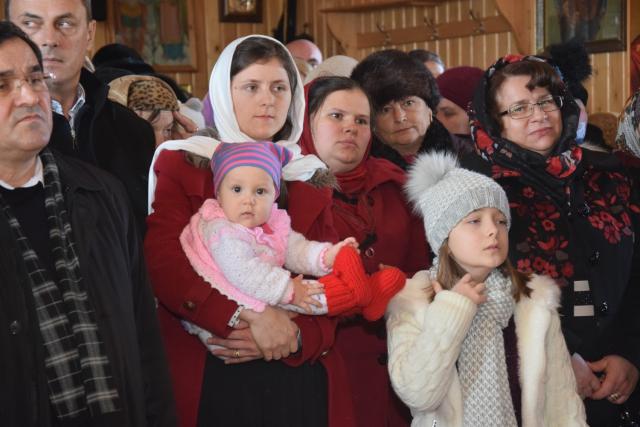 Liturghie arhierească şi sfinţire de casă socială în filia Lunca Moldovei a Parohiei Zvoroneşti