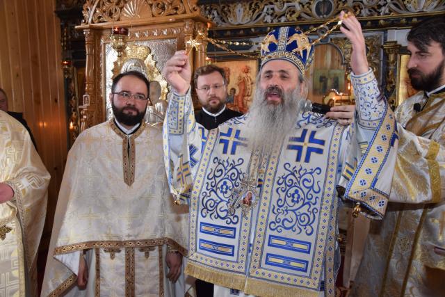 Liturghie arhierească şi sfinţire de casă socială în filia Lunca Moldovei a Parohiei Zvoroneşti
