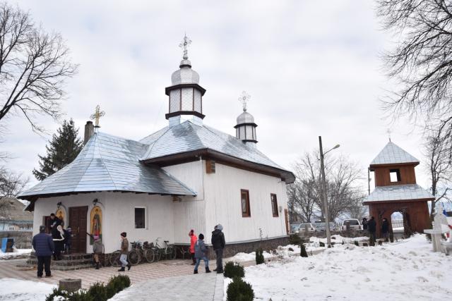 Liturghie arhierească şi sfinţire de casă socială în filia Lunca Moldovei a Parohiei Zvoroneşti