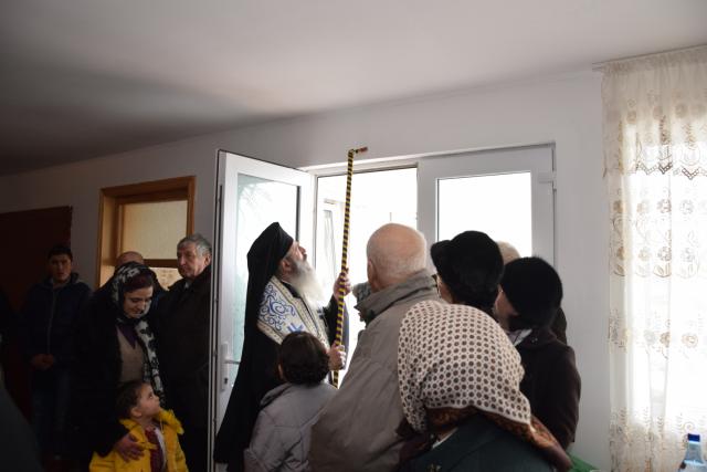 Liturghie arhierească şi sfinţire de casă socială în filia Lunca Moldovei a Parohiei Zvoroneşti