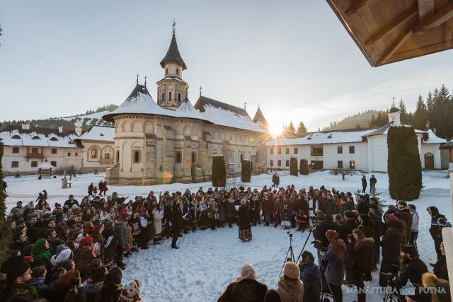 200 de tineri au participat la Tabăra de iarnă de la Mănăstirea Putna