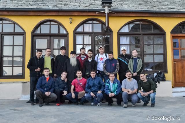 Un grup de pelerini români, împreună cu dicheul Schitului „Sfânta Ana” din Muntele Athos