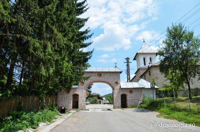 (Foto) Frumusețea Mănăstirii Aninoasa, fost depozit de CAP