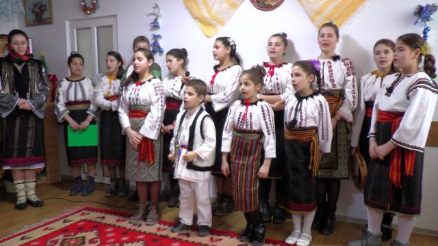 Spectacol de obiceiuri populare la Dolhasca