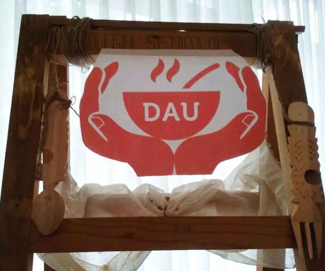 „DAU”, proiectul prin care fetele de la Colegiul „Sfântul Nicolae” gătesc săptămânal pentru oamenii străzii