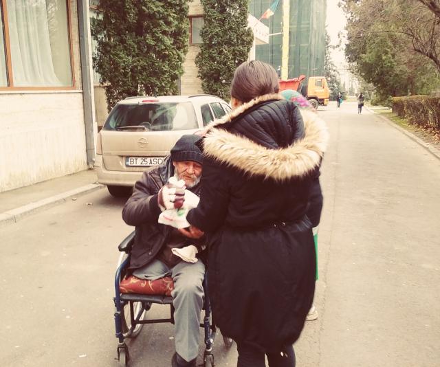 „DAU”, proiectul prin care fetele de la Colegiul „Sfântul Nicolae” gătesc săptămânal pentru oamenii străzii
