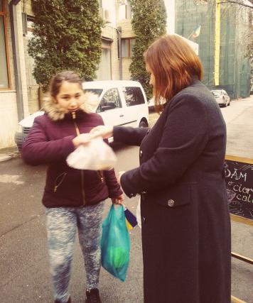 „DAU”, proiectul prin care fetele de la Colegiul „Sfântul Nicolae” gătesc săptămânal pentru oamenii străzii