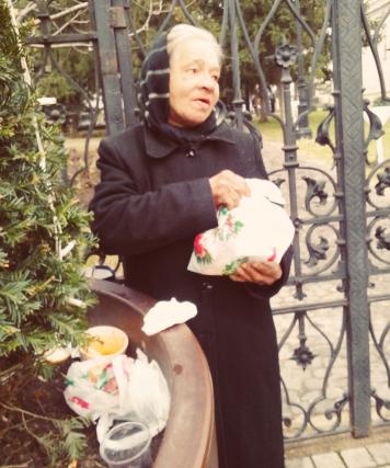 „DAU”, proiectul prin care fetele de la Colegiul „Sfântul Nicolae” gătesc săptămânal pentru oamenii străzii