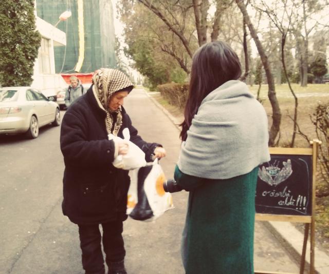 „DAU”, proiectul prin care fetele de la Colegiul „Sfântul Nicolae” gătesc săptămânal pentru oamenii străzii
