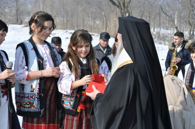 Mitropolitul Moldovei, la Brătuleni: „Dacă Îl iubești pe Dumnezeu, înseamnă că ai putere să-i iubești și pe cei din jurul tău”
