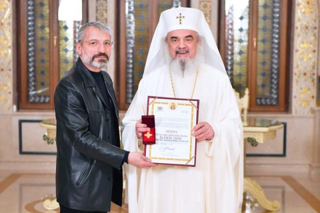 Regizorul Marian Ciripan a fost decorat de Patriarhul Românei