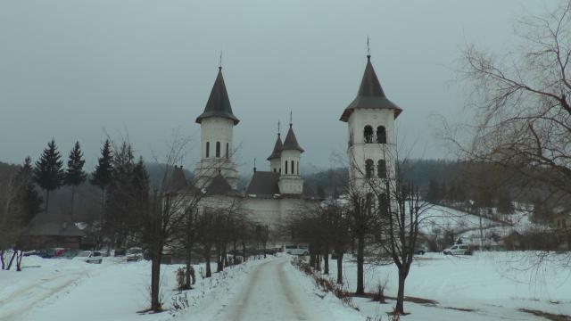Liturghii arhiereşti în parohiile Gheorghiţeni şi Slătioara
